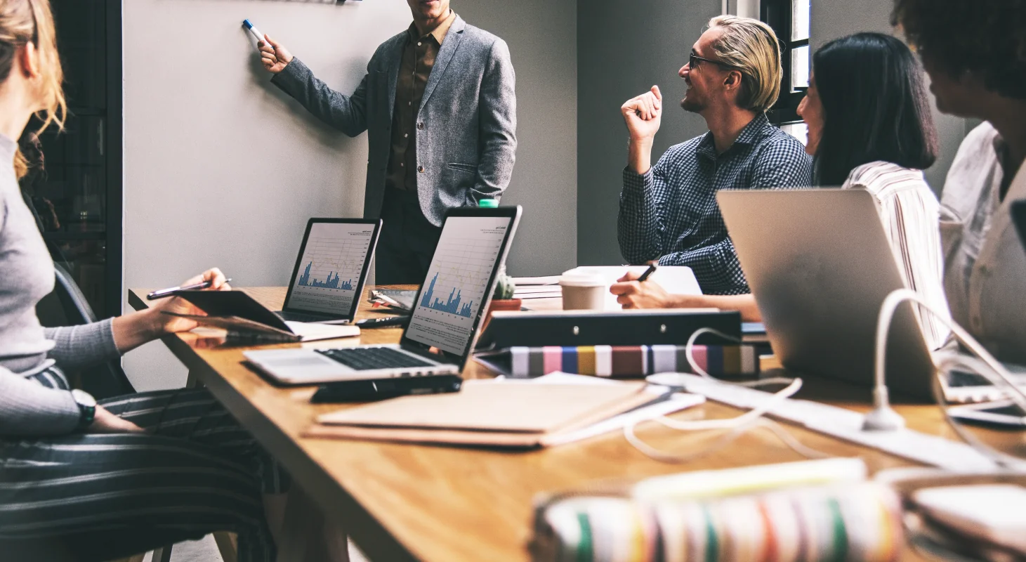 Equipe reunida em escritório analisando resultados no computador